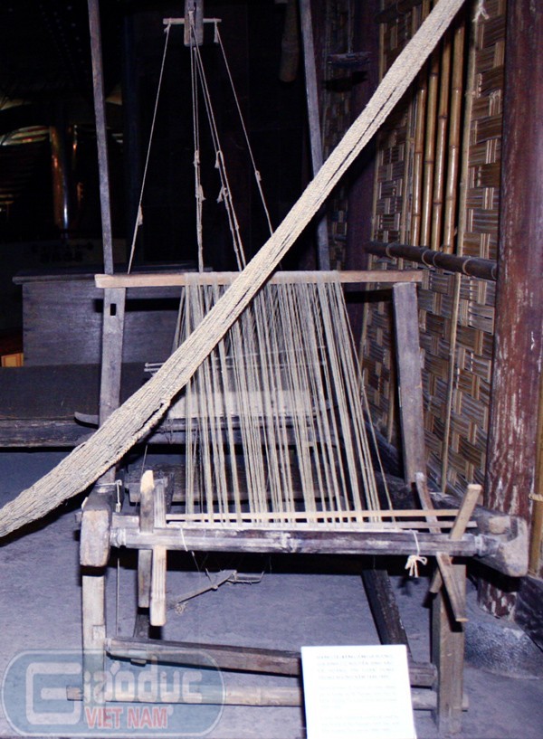 Chiếc khung cửi của thân mẫu Bác Hồ lúc sinh thời dùng dệt vải